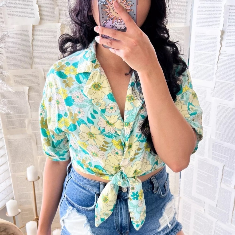 Love Notes Floral Collared Front Tie Purple & Blue Crop Top Short Sleeves L